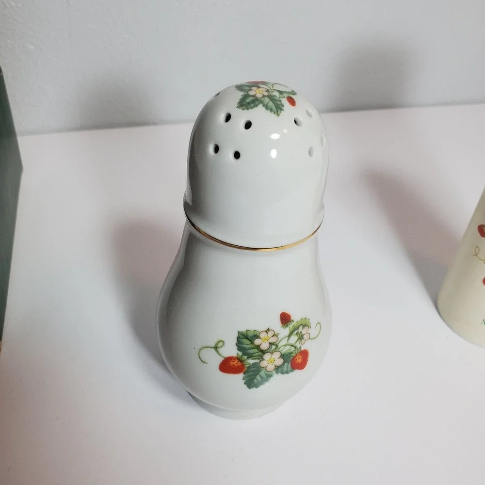 VTG 1979 Avon Porcelain Strawberry Sugar Shaker 22k Gold Trim W/Talc In Box‎